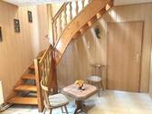 Flur mit Treppe ins DG - 