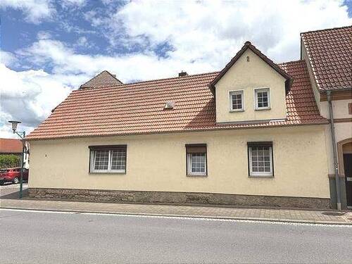 Außenansicht - EFH in Schafstädt - 43.000,00&nbsp;EUR Kaufpreis, ca.&nbsp; 110,00&nbsp;m&sup2;&nbsp;Wohnfl&auml;che