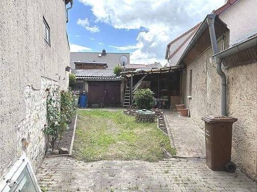 Hof und Garage - 