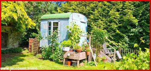 Kleiner Bauwagen im Garten - 
