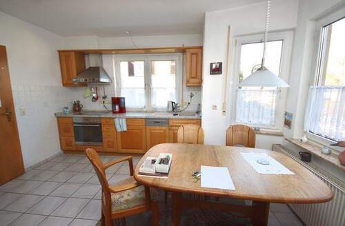 große Küche mit Essplatz - 