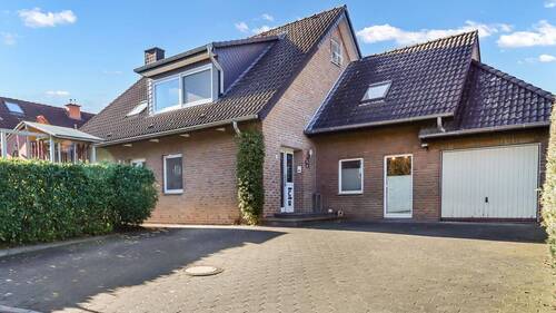 Zufahrt - Flexibles Wohnen im Grünen - Gepflegtes Ein-Zweifamilienhaus mit großem Garten und vielseitigen Nutzungsmöglichkeit