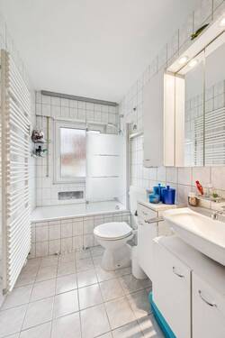 Badezimmer 1. OG - 1 Zimmer Mehrfamilienhaus, Wohnhaus in Ludwigsburg