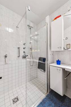 Badezimmer 1. OG - Mehrfamilienhaus, Wohnhaus mit 303,50 m&sup2; in Ludwigsburg zum Kaufen