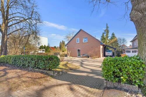 Auffahrt aufs Grundstück - 