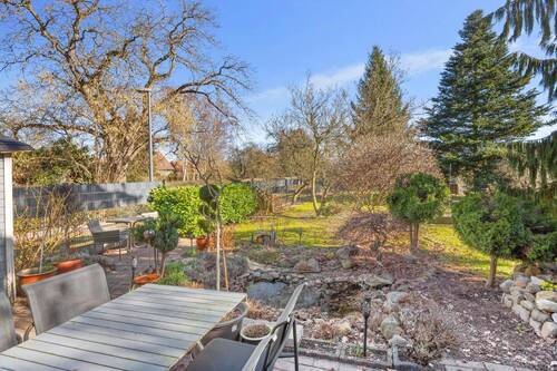 Blick von der Terrasse in den Garten - 