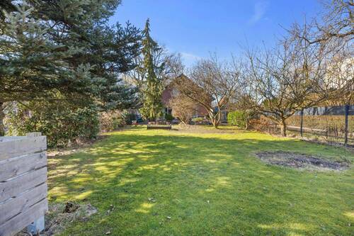 Blick vom Garten zum Haus - 