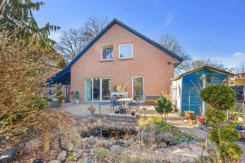 Blick zur Terrasse - Schönes Einfamilienhaus mit traumhaftem Garten sucht neue Eigentümer