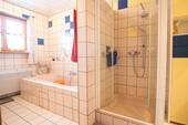 Bad OG Wanne und Dusche.jpg - 