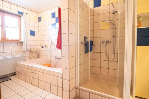 Bad OG Wanne und Dusche.jpg - 