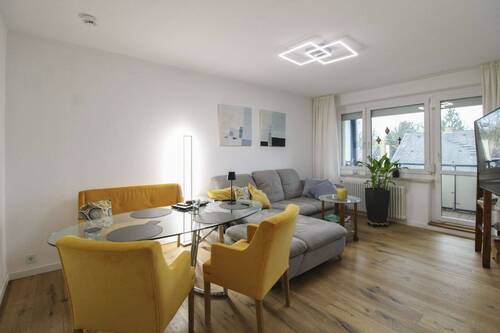 Wohnzimmer2 - Einziehen und wohlfühlen: Charmante 2,5-Zimmer-Wohnung mit Südbalkon in ruhiger Lage von Potsdam
