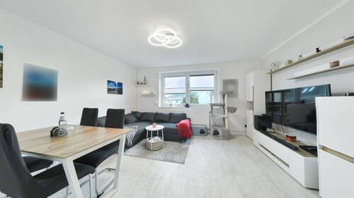 Wohnzimmer - Einziehen und wohlfühlen: Modernisierte 3-Zimmer-Wohnung mit eigenem Garten und Garage