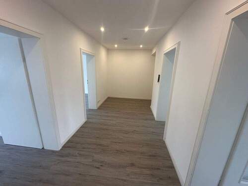 Flur - Etagenwohnung mit 85,80 m&sup2; in Mannheim / Wallstadt zum Kaufen