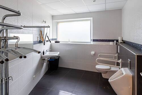 Großzügiges Behinderten-WC... - 