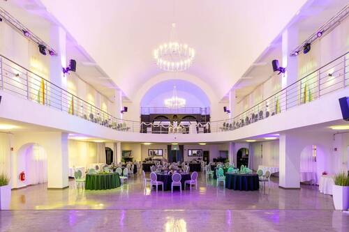 Blick zur Empore mit Bar und DJ - 