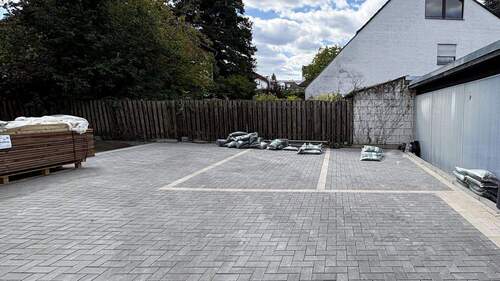 Hinterhof mit Stellplätzen - 