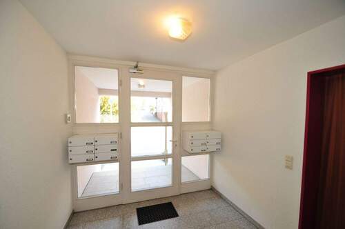 Hauseingang - Etagenwohnung mit 68,70 m&sup2; in Weinstadt zum Kaufen