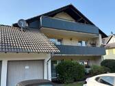 Ansicht von der Straße - Mehrfamilienwohnhaus mit 4 Wohneinheiten auf großzügigem Grundstück in Feldrandlage