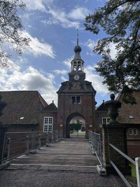 Schloss Lütetsburg in Hage - Mehrfamilienhaus, Wohnhaus mit 200,00 m² in Köln zum Kaufen