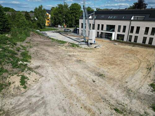 ...im Hintergrund das moderne Gebäude im gleichen Stil - 6 Zimmer Doppelhaushälfte in Gütersloh