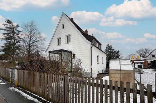 Straßenansicht - 8 Zimmer Mehrfamilienhaus, Wohnhaus zum Kaufen in Schwarzenbruck