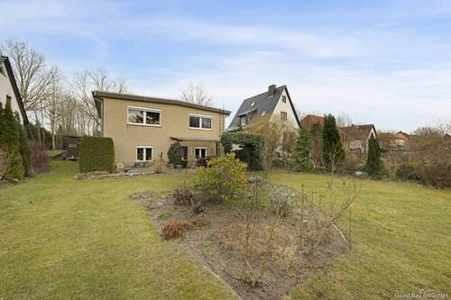 Hausansicht - Einladendes, gepflegtes Haus mit liebevoll angelegtem Garten und weiterem Baupotenzial