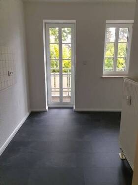 Küche mit Zugang Balkon - Etagenwohnung mit 38,70 m&sup2; in Chemnitz zur Miete