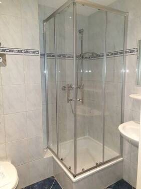 Bad mit Dusche - 