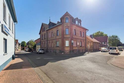 Hausansicht - 6-Familien-Haus mit attraktiven ausbaufähigem Nebengebäude