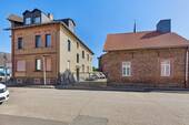 Hausansicht Strasse - 1 Zimmer Mehrfamilienhaus, Wohnhaus zum Kaufen in Großkrotzenburg