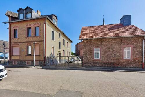 Hausansicht Strasse - 1 Zimmer Mehrfamilienhaus, Wohnhaus zum Kaufen in Großkrotzenburg