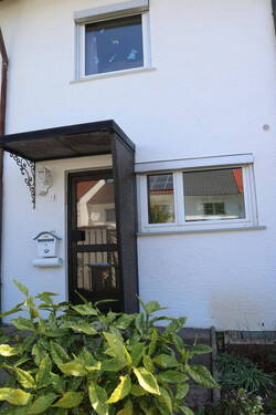 Hauseingang - 4 Zimmer Reihenmittelhaus in Leonberg