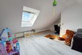 Zimmer im Dachboden II - 