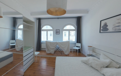 Schlafzimmer - Möblierte Moderne 2-Zimmerwohnung mit Balkon in Friedrichshain, 2 Jahre Befristet