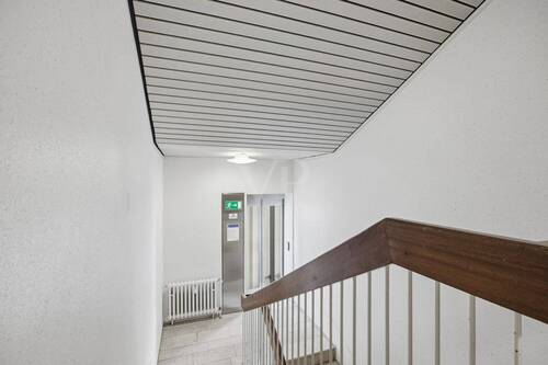 Treppenhaus mit Aufzug - 