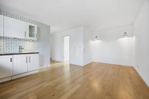 Küche mit Einbauküche und Essbereich - 