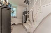 Separates Treppenhaus nebst Garderobenbereich - 