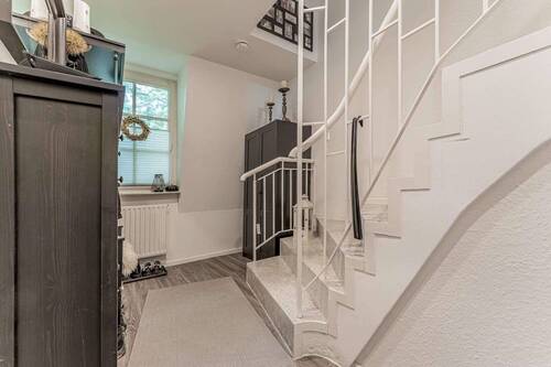 Separates Treppenhaus nebst Garderobenbereich - 