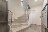 Separates Treppenhaus nebst Garderobenbereich - 