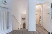 Separates Treppenhaus nebst Garderobenbereich - 