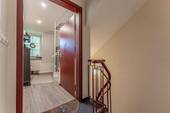Separates Treppenhaus nebst Garderobenbereich - 
