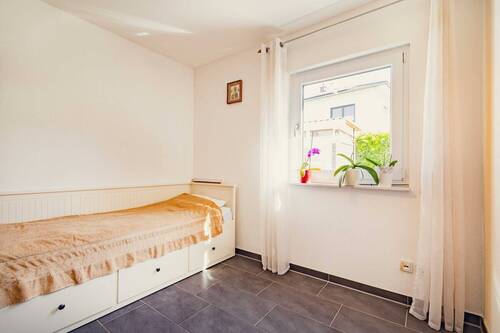 ...sowie einem Zimmer, das flexibel als Gästezimmer oder Homeoffice genutzt werden kann. - 