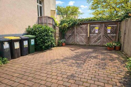 Garage und Stellplatz - 