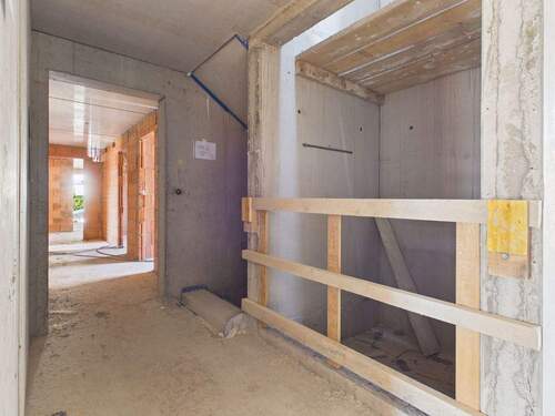 Wohnungseingang links und Aufzugsschacht - 3 Zimmer Etagenwohnung in Ingolstadt