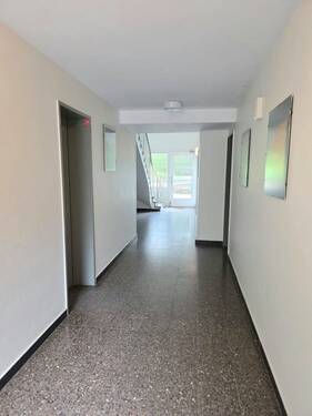 Hauseingangsflur - 4 Zimmer Etagenwohnung zum Kaufen in Bremen
