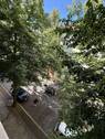 Blick vom Wohnzimmer in die Strasse - 
