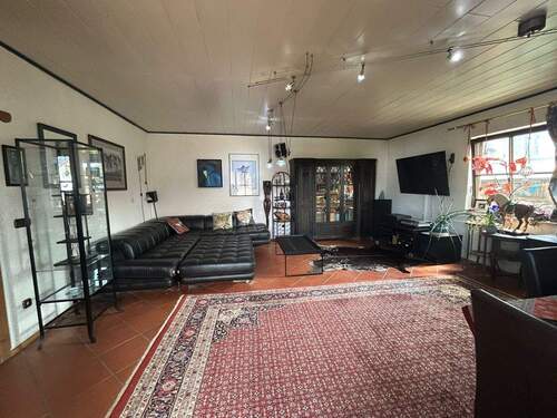 Wohnzimmer mit Zugang zum Balkon - 