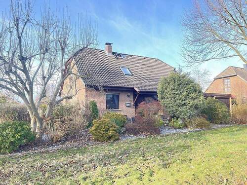 Hausansicht von Straße - Gepflegtes Einfamilienhaus - 198.500,00&nbsp;EUR Kaufpreis, ca.&nbsp; 110,00&nbsp;m&sup2;&nbsp;Wohnfl&auml;che