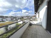 ...mit großem Balkon. - 