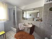Badezimmer mit Dusche, Waschbecken... - 